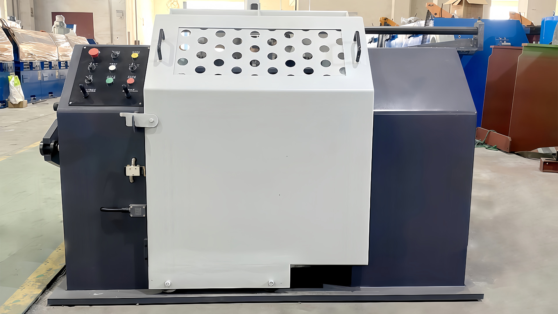 How does the design of the Inverted Wire Drawing Machine contribute to better wire surface finish and reduced oxidation during the drawing process?