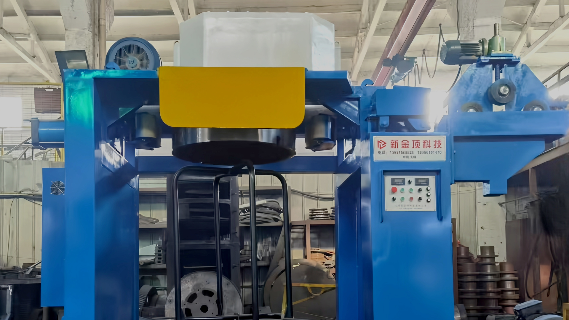 How does the design of the Inverted Wire Drawing Machine contribute to minimizing wire breakage during the drawing process?